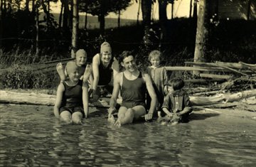 The Hemingway Children at Walloon Lake, 1916  (L-R) Ursula, Madelaine, Marcelline, Ernest, Leicester, and Carol  Image Courtesy of Jim Sanford and Clarke Historical Library