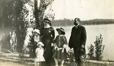 The Hemingways at Bacon's Landing as they return to Oak Park, 1906  Image courtesy of Jim Sanford and Clarke Historical Library