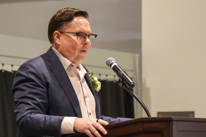 Bob Oros speaks at a podium while accepting his CMU College of Business Hall of Fame honor.