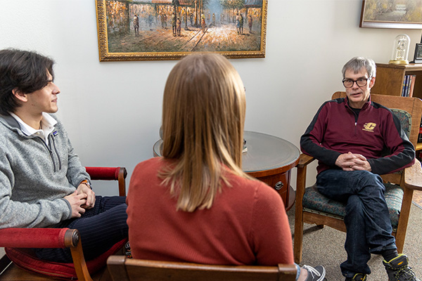 Students talking to their faculty advisor