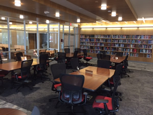 A large room in the College of Medicine Saginaw library.