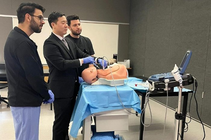 A group of doctors with a manikin during didactics.
