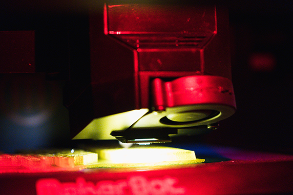 A closeup of the mechanism that creates the 3d printouts from the MakerBot.