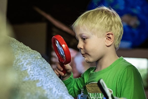 child using magnifying glass