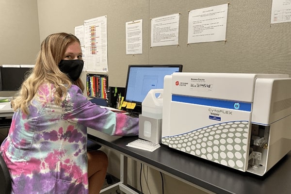 Student using Cytoflex equipment