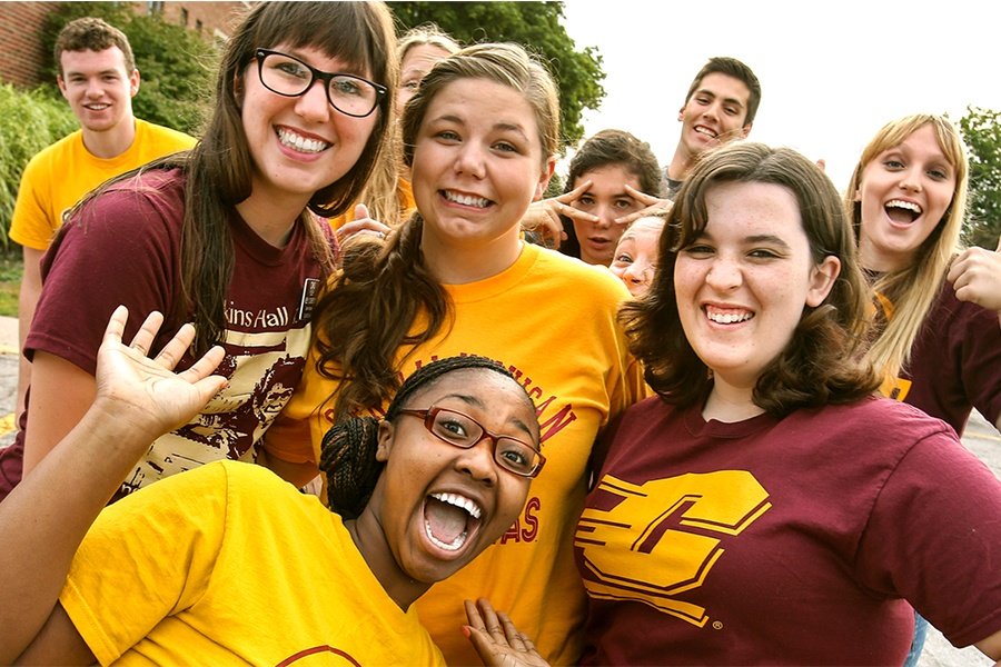 College of Science and Engineering residential college students smiling and waving.