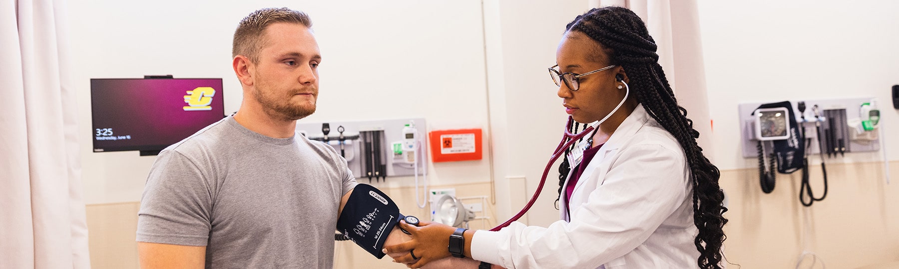 20221005_chp_physicianassistantstudentinlab_001_1800x540