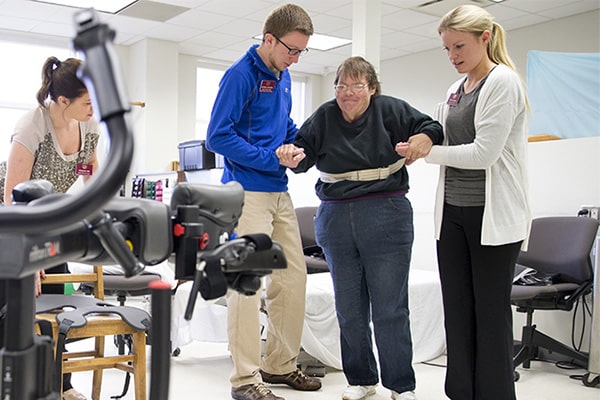 Physical Therapy students participating in Research in a clinical setting