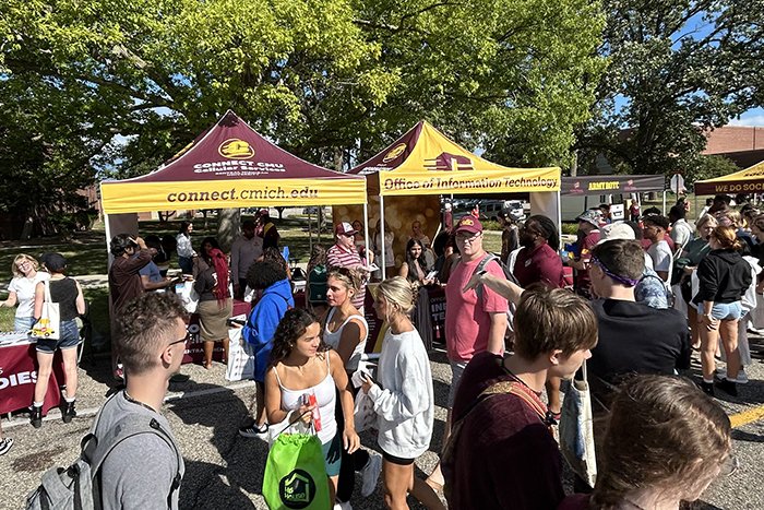 A view of the CONNECT and OIT tents with lots of students walking by.