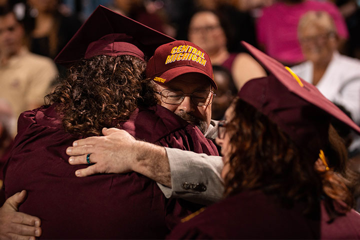 Parent hugging a Spring 2023 graduate.