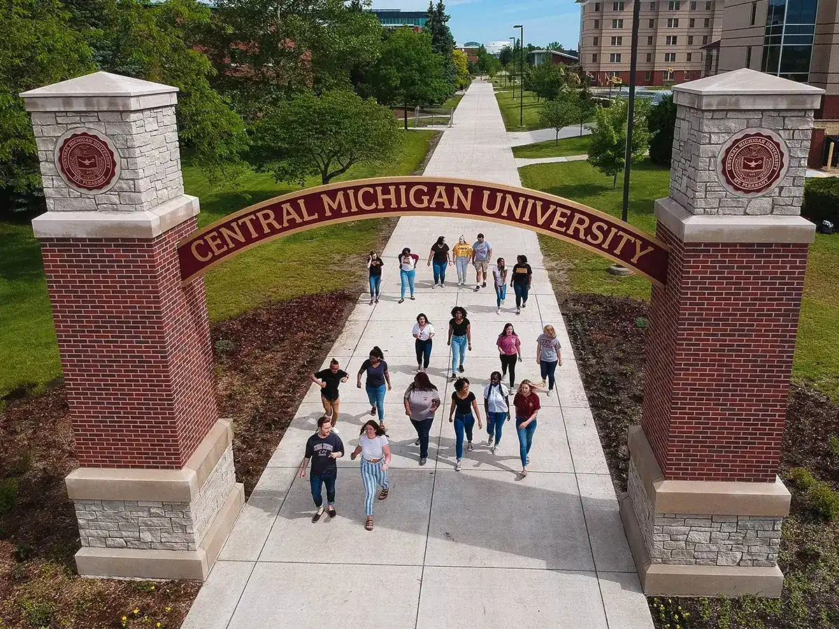 Freshmen students walk under the archway of Central Avenue.