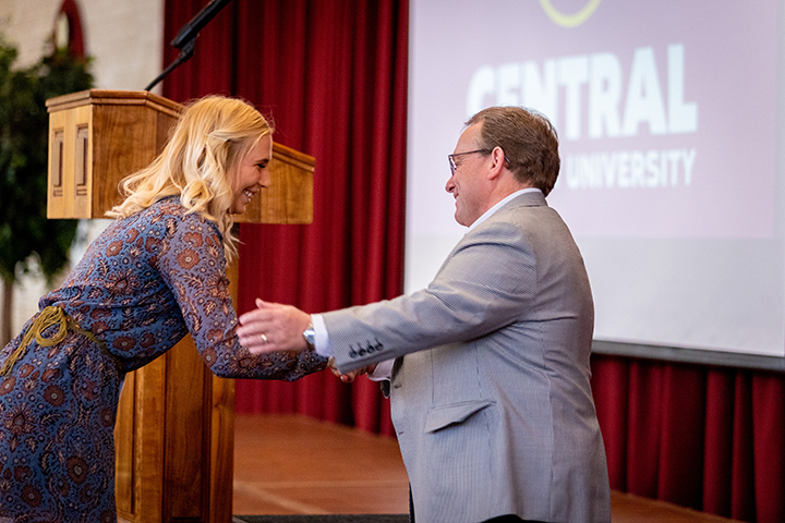 President Davies greets student presenter, Gloria Heye, at the 2022 Scholarship Brunch.