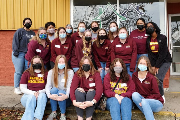 CMU sociology students outside of the Isabella County Restoration House.