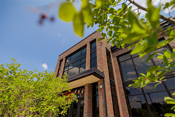 An exterior view of the CMU College of Business Administration/Grawn Hall.