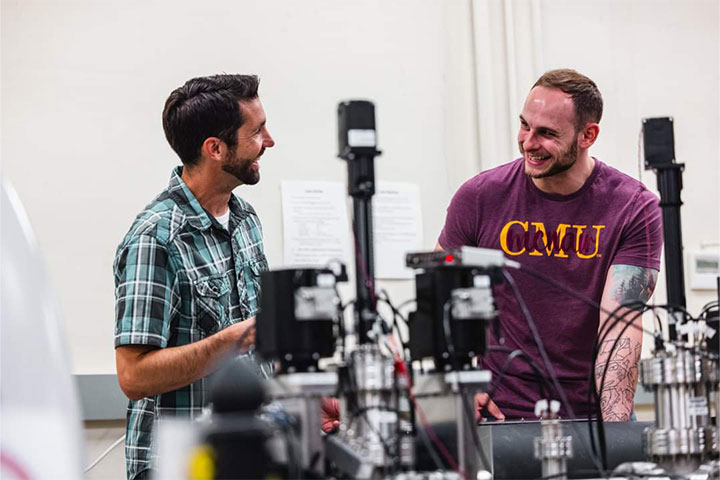 Dakota Keblbeck works with his faculty mentor, Matt Redshaw