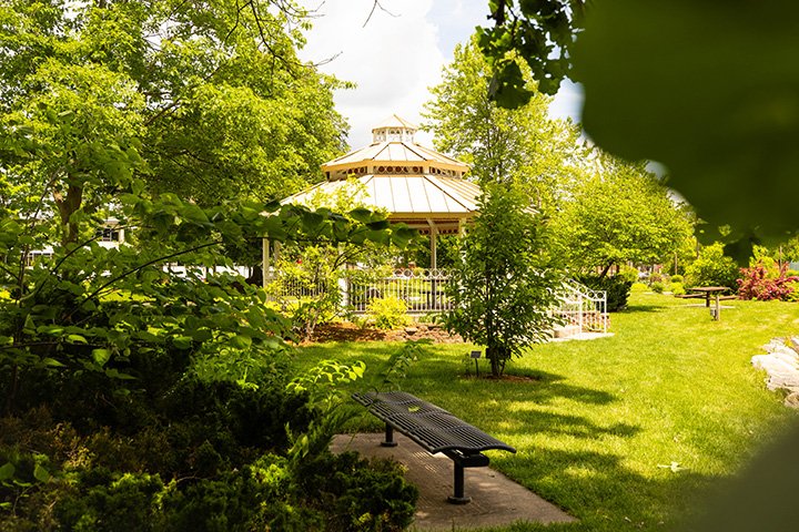 A gazebo surrounded by trees in the Fabiano Botanical Garden.