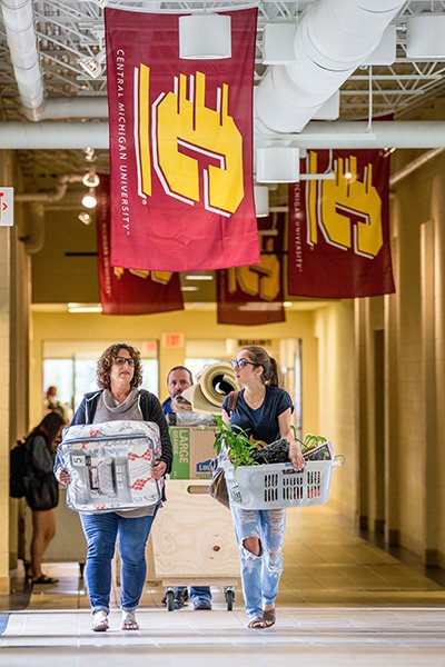 Student moving on campus with help from their family