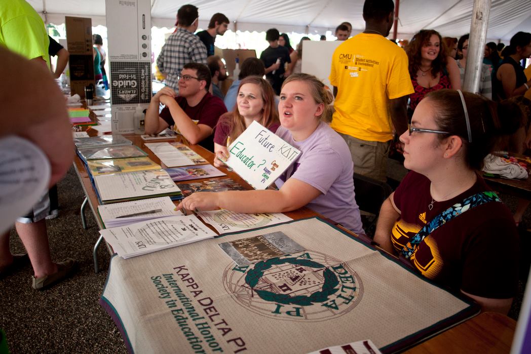 Members of Kappa Delta Pi running a table at Mainstage.