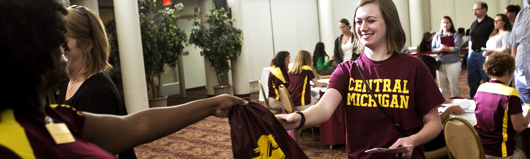 Student receives bag of goodies at New Freshmen Orientation