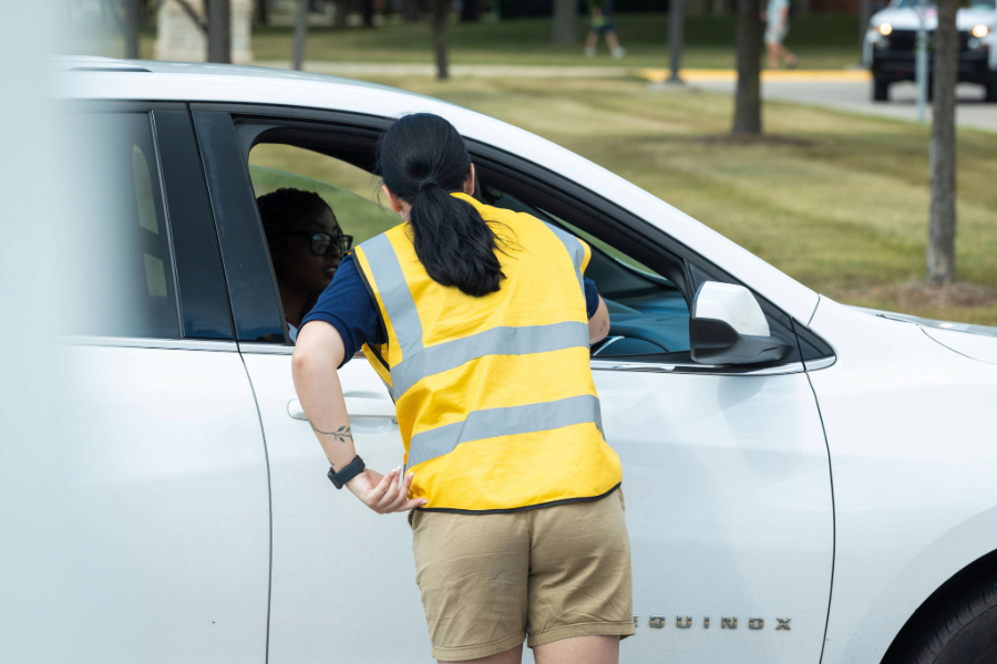 26-08-27 First Year Move In - mh-38 (1) CMU parking directing traffic
